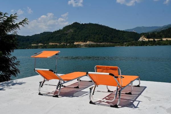 A la foto es mostra l'objecte Keep calm Lake edition situat a la ciutat de Konjic.