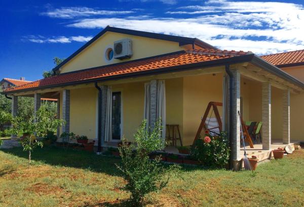 照片显示了位于Petrovija市的Holiday house EMC物件。