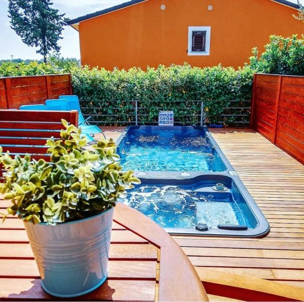 Na fotografii je vidět objekt Villa Blue nacházející se ve městě Mazurija.