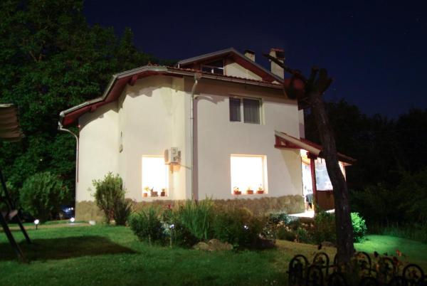 The photo shows the Villa Diva located in the city of Apriltsi.