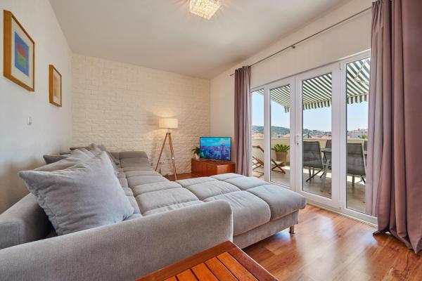 Na fotografii je vidět objekt Apartmani Sara i Klara nacházející se ve městě Trogir.