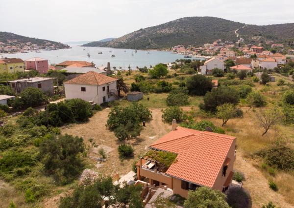 På billedet ses objektet House Josko beliggende i byen Vinišće.