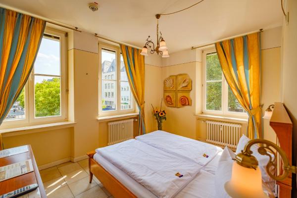 Na fotografii je vidět objekt XII Apostel Albergo nacházející se ve městě Kolín nad Rýnem.