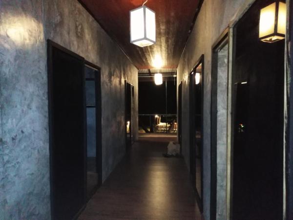En la foto se muestra el objeto Phayam Hostel ubicado en la ciudad de Kapoe.