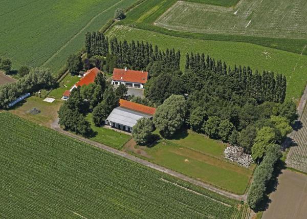 The photo shows B&B Ter Castaigne located in the city of Zevekote.