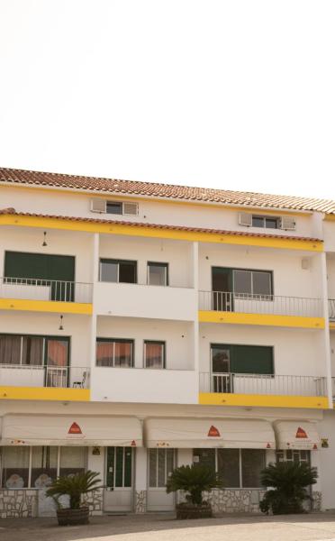 The photo shows the Suites Do Pinhal located in the city of Proença-a-Nova.