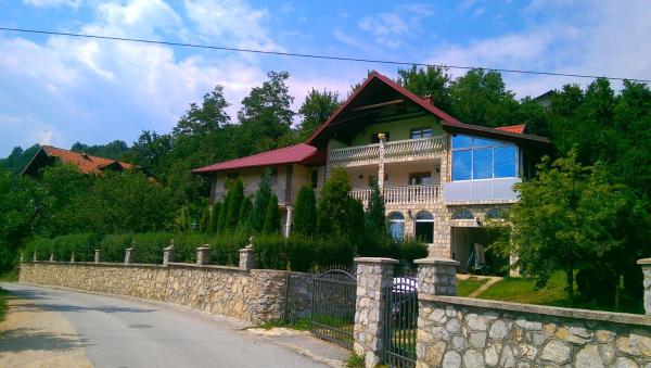 The photo shows the Holiday House Afan located in the city of Ušivak.