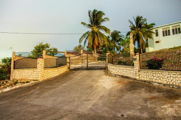 Sunshine Lodge: Your home away from home, Montego Bay