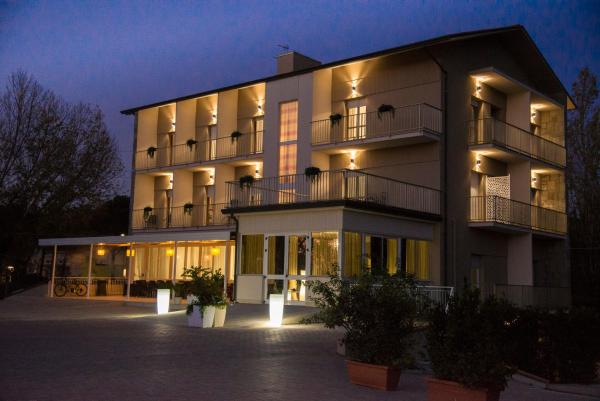 På billedet ses objektet Infinity beliggende i byen Cervia.