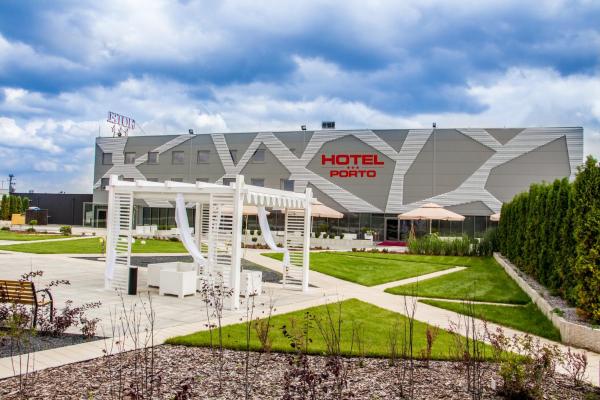 Na zdjęciu widoczny jest obiekt Hotel Porto położony w mieście Gomunice.