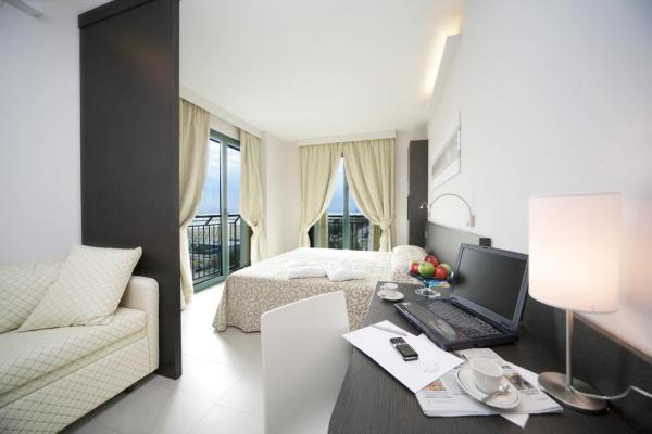 The photo shows the Hotel Dante Family Spa Resort located in the city of Cervia.