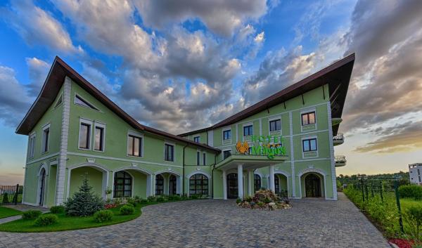 A la foto es mostra l'objecte Magus Hotel situat a la ciutat de Buşag.