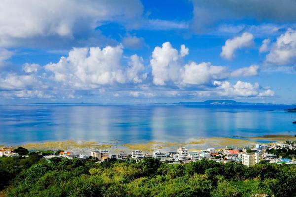 写真にはNagahama市にあるYomitan Ocean View Apartment 402 が写っています。