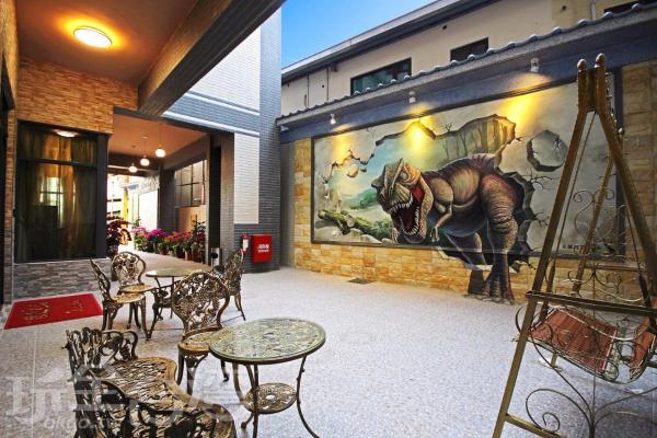 The photo shows the Happy Inn located in the city of Yuchi.