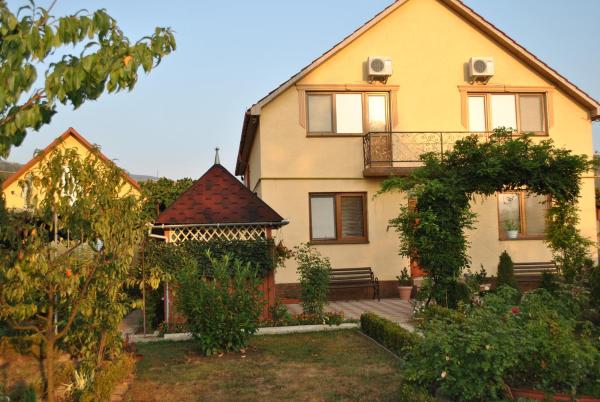 A la foto es mostra l'objecte Квітковий двір situat a la ciutat de Golubinoye.