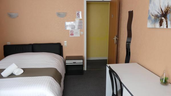 A la foto es mostra l'objecte Hôtel Duguesclin situat a la ciutat de Folligny.