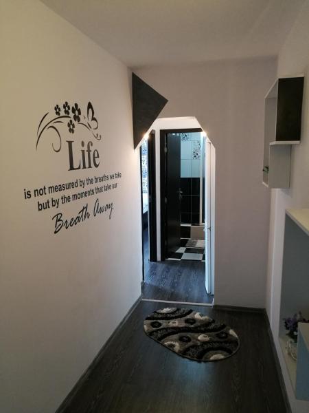 En la foto se muestra el objeto white black rooms ubicado en la ciudad de Hunedoara.