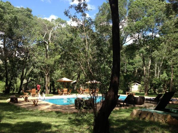 Na foto é possível ver o objeto Mara River Camp localizado na cidade de Aitong.