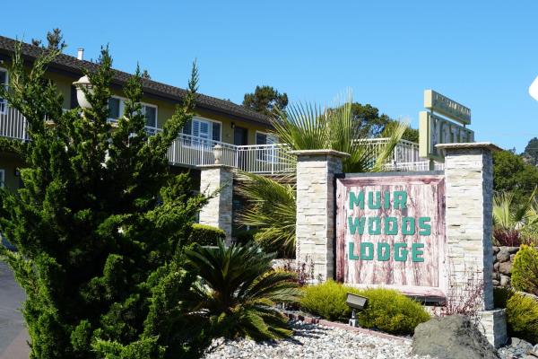Na fotografii je vidět objekt Muir Woods Lodge nacházející se ve městě Mill Valley.