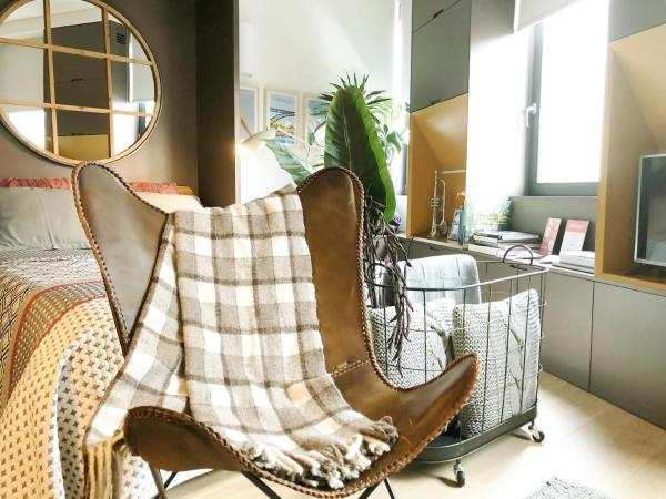 HOMEinTOWN Camoes - Downtown Elegant Studio AC & WIFI, Porto