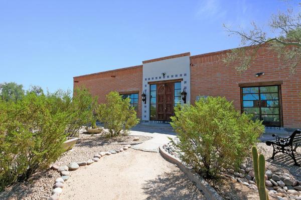 A la foto es mostra l'objecte La Casa que Canta situat a la ciutat de Tucson.