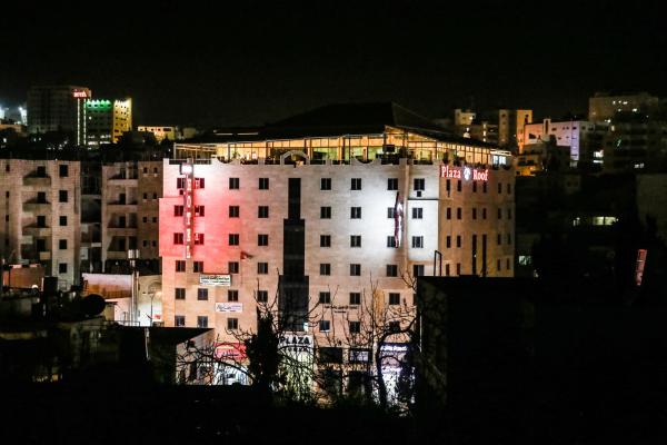 Op de foto is het object Queen Plaza Hotel te zien, gelegen in de stad Khirbat an Naşārá.