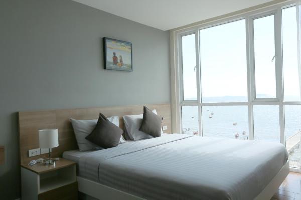 Na fotografii je vidět objekt BBG Seaside Luxurious Service Apartment nacházející se ve městě Bang Saen.