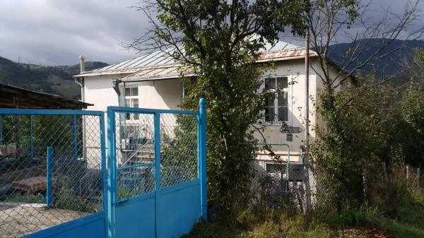A la foto es mostra l'objecte Ojakh situat a la ciutat de Dilijan.