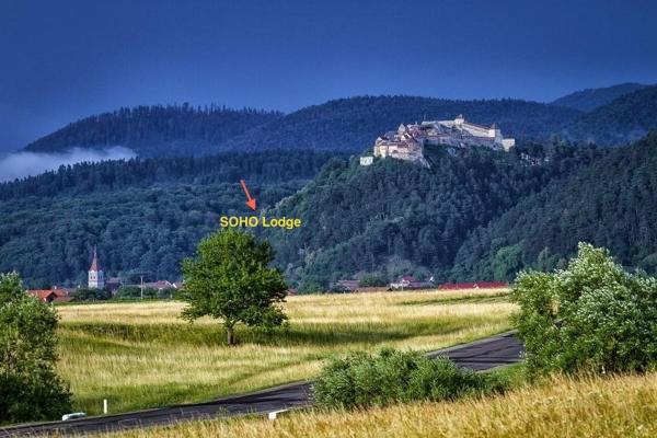 Na fotografii je vidět objekt SOHO Lodge Rasnov nacházející se ve městě Râşnov.