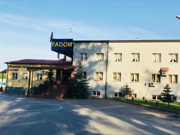 Na zdjęciu widoczny jest obiekt Zajazd Fadom położony w mieście Szablak.