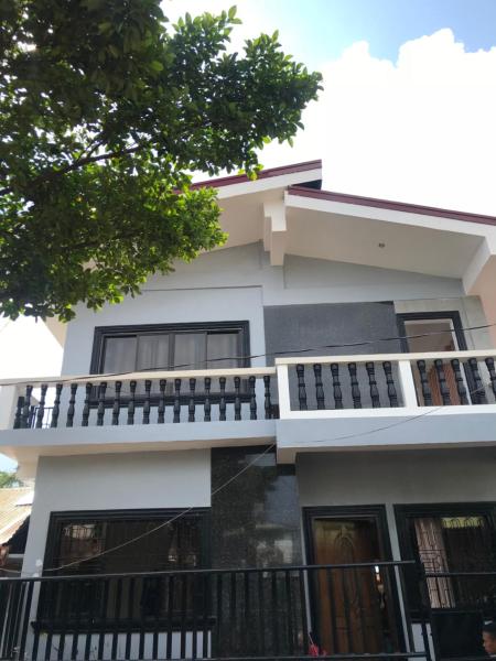 A la foto es mostra l'objecte Bangles Homestay situat a la ciutat de Coron.
