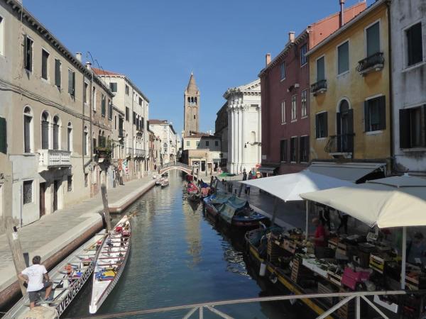 På billedet ses objektet Sestiere Dorsoduro Venezia, a due passi dal ponte dei Pugni beliggende i byen Venedig.