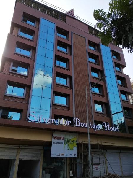 A la foto es mostra l'objecte Silverador Boutique Hotel situat a la ciutat de Thane.