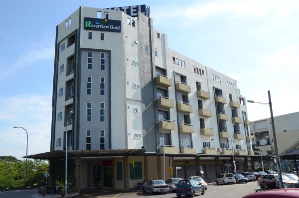 写真にはBatu Kikir市にあるRiverview Hotelが写っています。