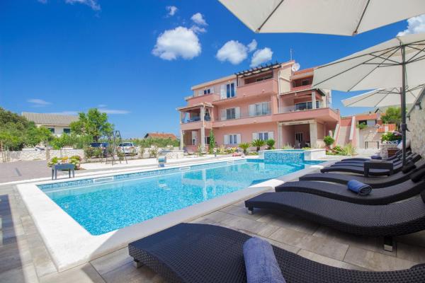 写真にはグレバシュティツァ市にあるStudio Grebastica - Sibenik Riviera 7036が写っています。