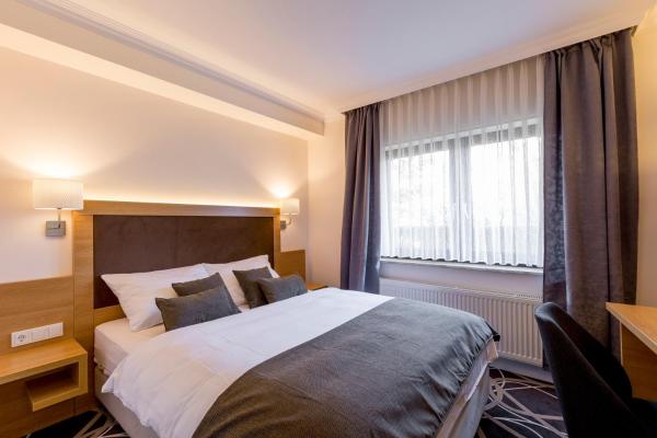 Na zdjęciu widoczny jest obiekt Hotel Lang położony w mieście Breidenbach.