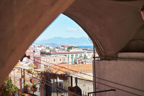 Na foto é possível ver o objeto Neapolitan House localizado na cidade de Naples.