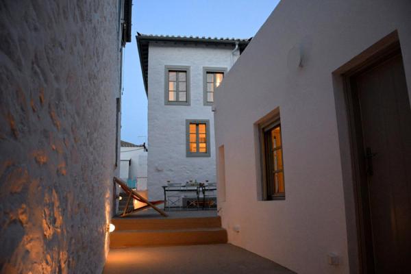 Na zdjęciu widoczny jest obiekt Ecloge, Hydra Island położony w mieście Hydra.