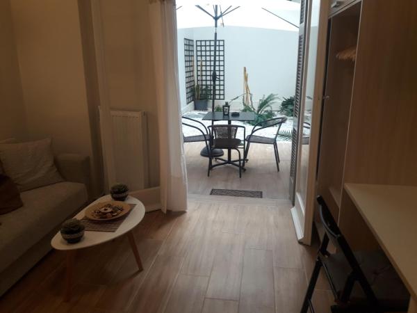 A la foto es mostra l'objecte Studio Posh with garden in Kolonaki situat a la ciutat de Atenes.