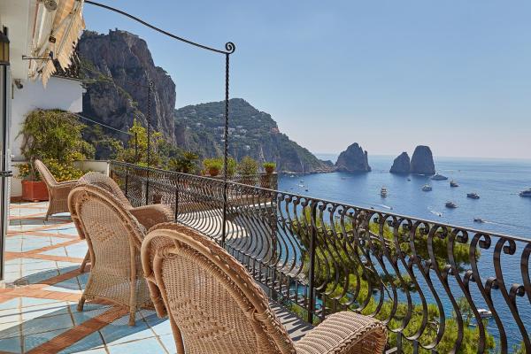 Na zdjęciu widoczny jest obiekt Residence Leonardo położony w mieście Capri.