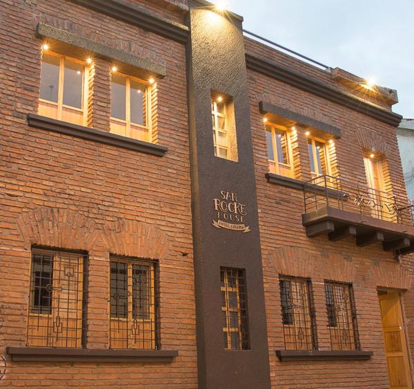 写真にはクエンカ市にあるSan Rocke House Hotelが写っています。