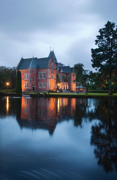 A la foto es mostra l'objecte Thorskogs Slott situat a la ciutat de Hålan.
