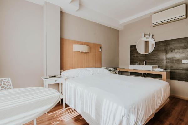 Na fotografii je vidět objekt Hotel Isasa nacházející se ve městě Logroño.