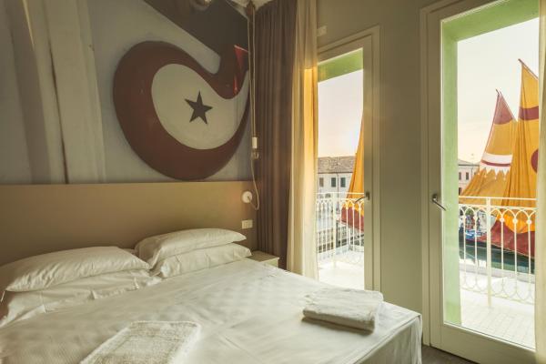 Na fotografii je vidět objekt porto canale b & b nacházející se ve městě Cesenatico.