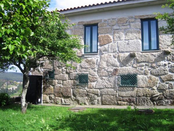 Na zdjęciu widoczny jest obiekt Casa dos Bisavós- Slow Down na rota do Românico położony w mieście Paredes.