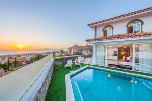 A la foto es mostra l'objecte LUXURY WHITE VILLA with sea view, heated pool situat a la ciutat de Adeje.