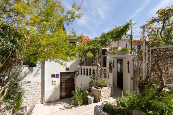 På billedet ses objektet Apartments Varos beliggende i byen Split.