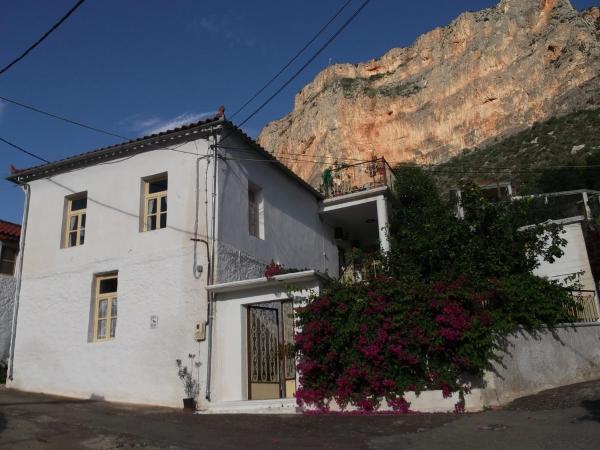 På billedet ses objektet Au pied de la falaise rouge beliggende i byen Leonidio.