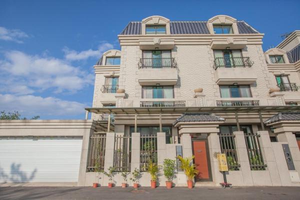 The photo shows the Lusihan B&B located in the city of Yuchi.