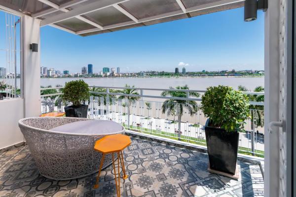 Riverside Suites